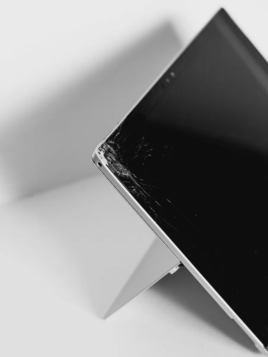 Tablette à l'écran brisé posée sur son support