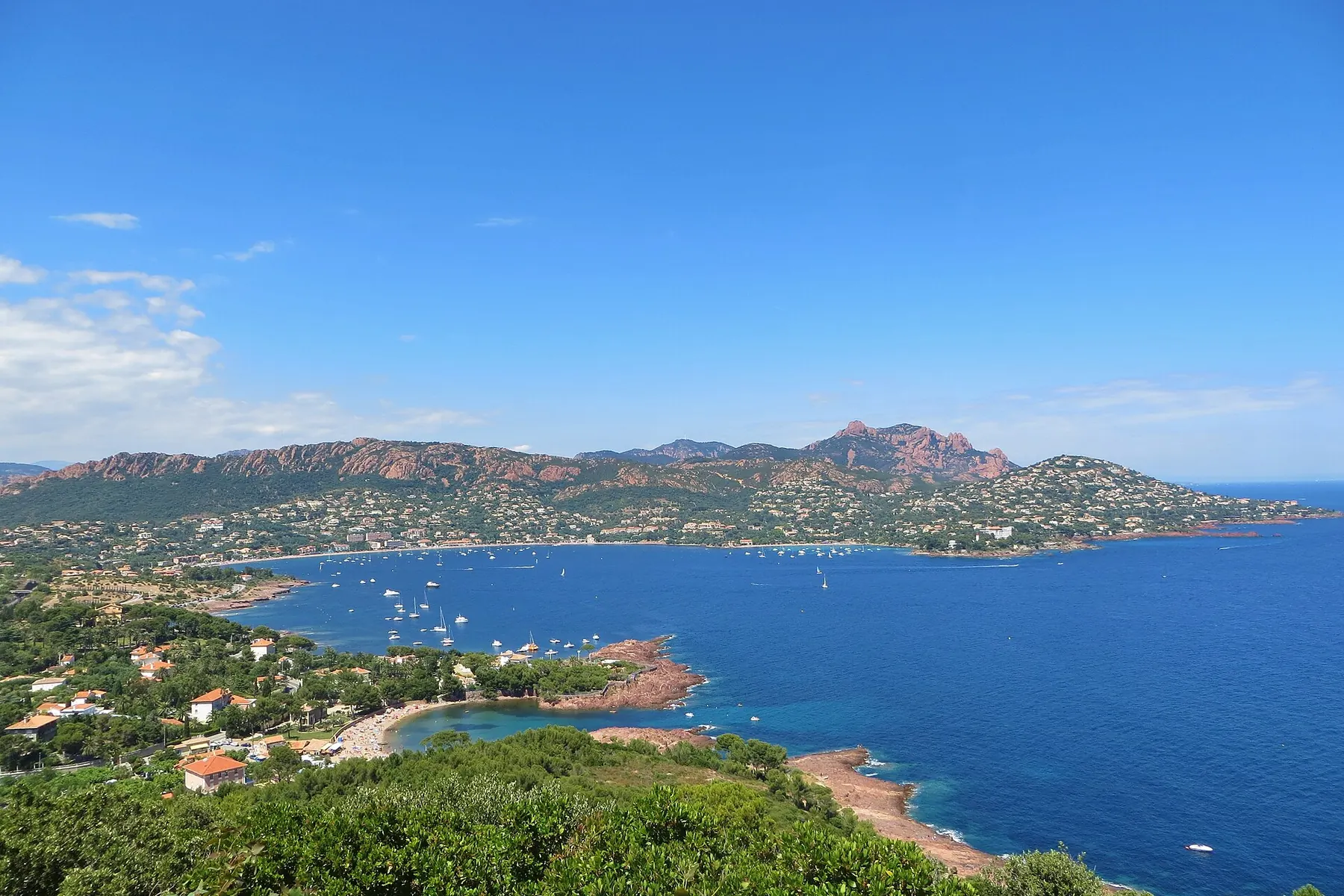 La rade d'Agay et les roches rouges de l'Esterel vues du Dramont