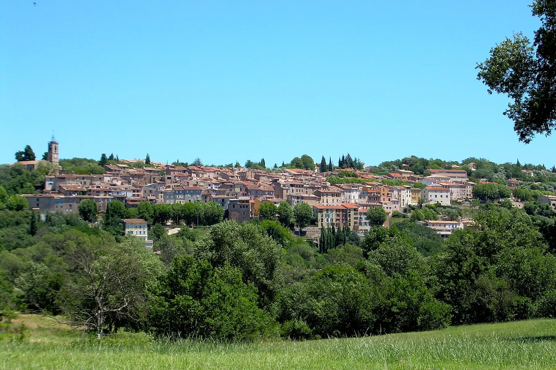 Le village de Bagnols-en-Forêt au milieu de la forêt