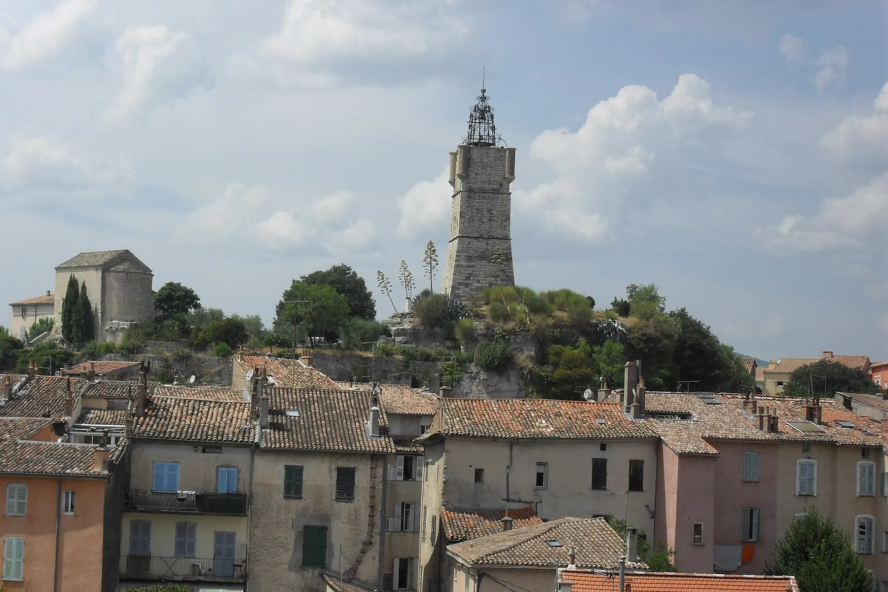 La tour de l'Horloge de Draguignan dominant les toits de la vieille ville