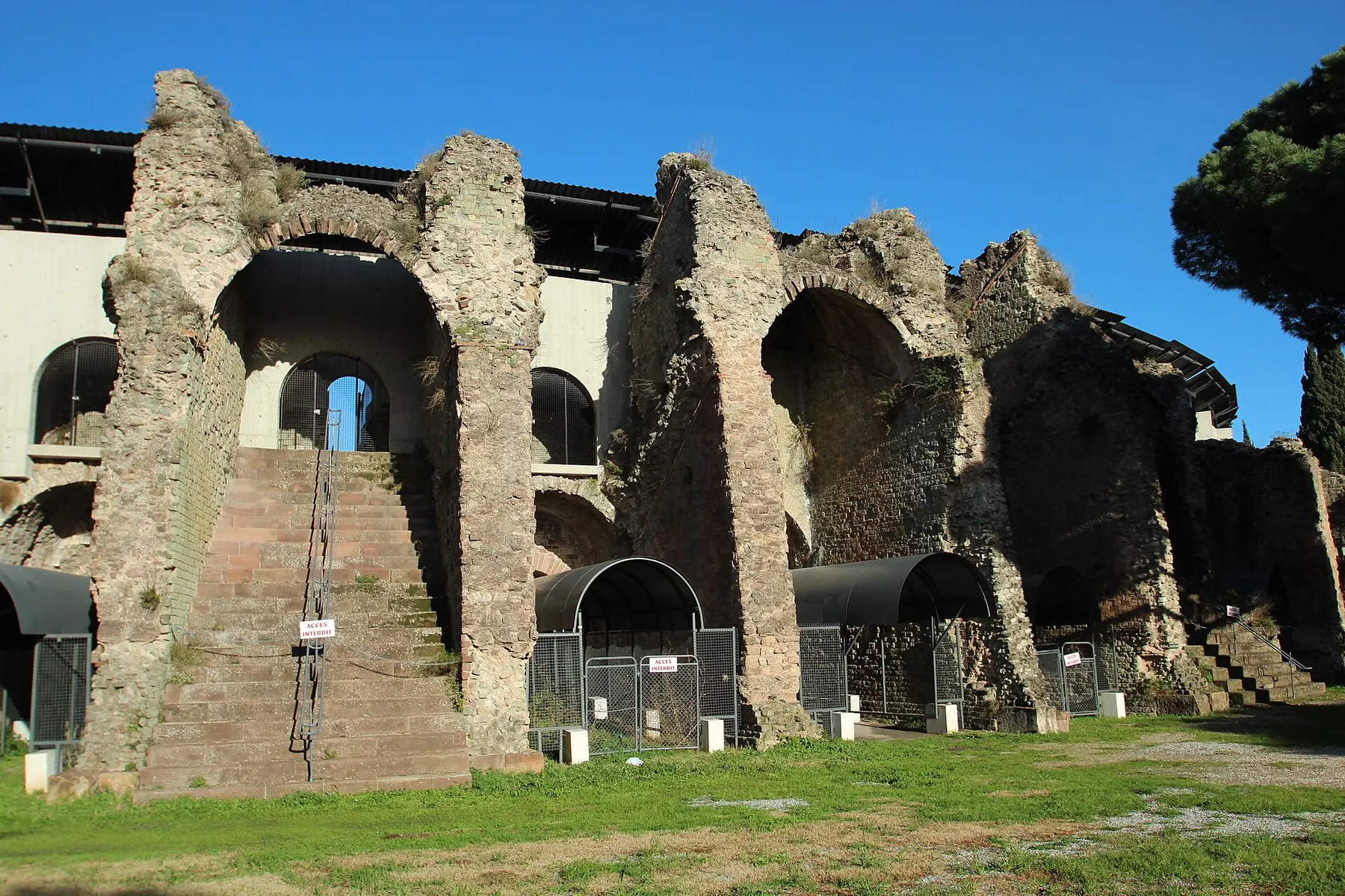 Les arcades de l'amphithéâtre romain de Fréjus