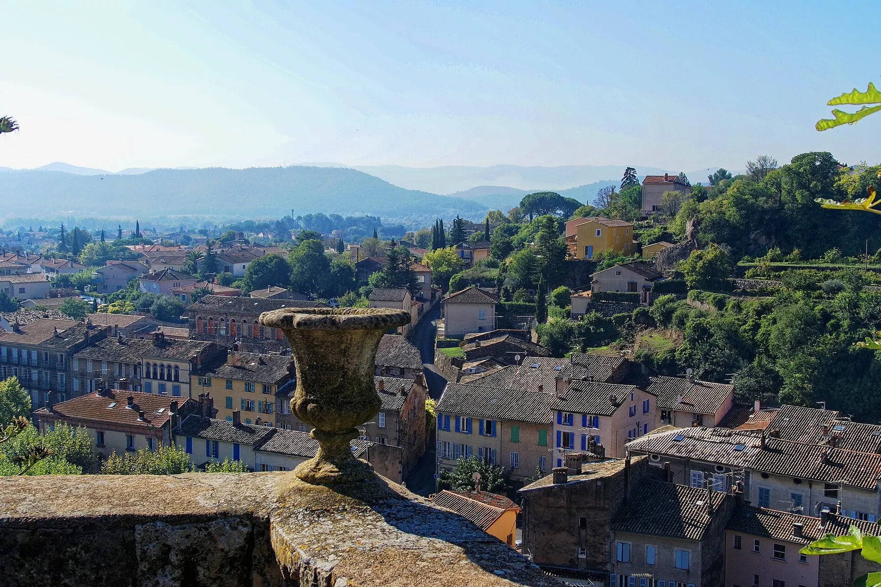 Les toits des Arcs-sur-Argens vus depuis le village médiéval