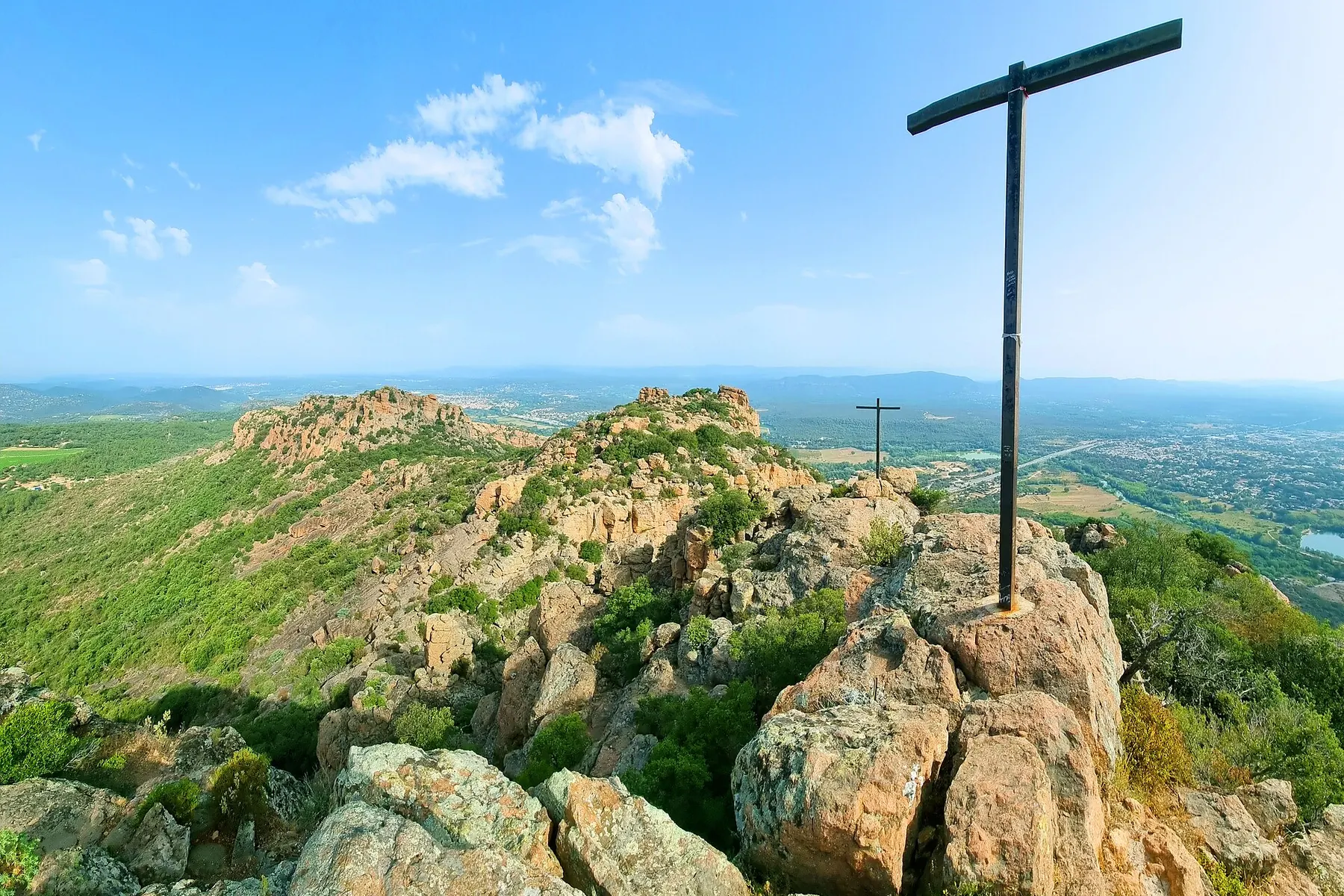 Les croix au sommet du Rocher de Roquebrune, au-dessus de la plaine de l'Argens