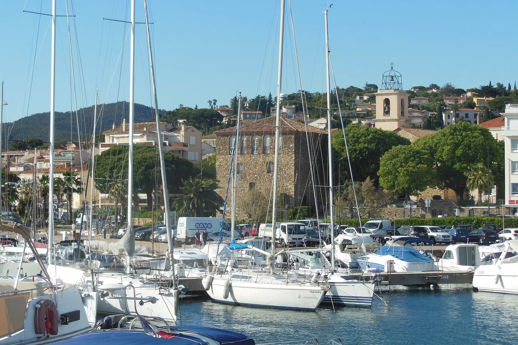 Le port de Sainte-Maxime, la Tour Carrée et l'église
