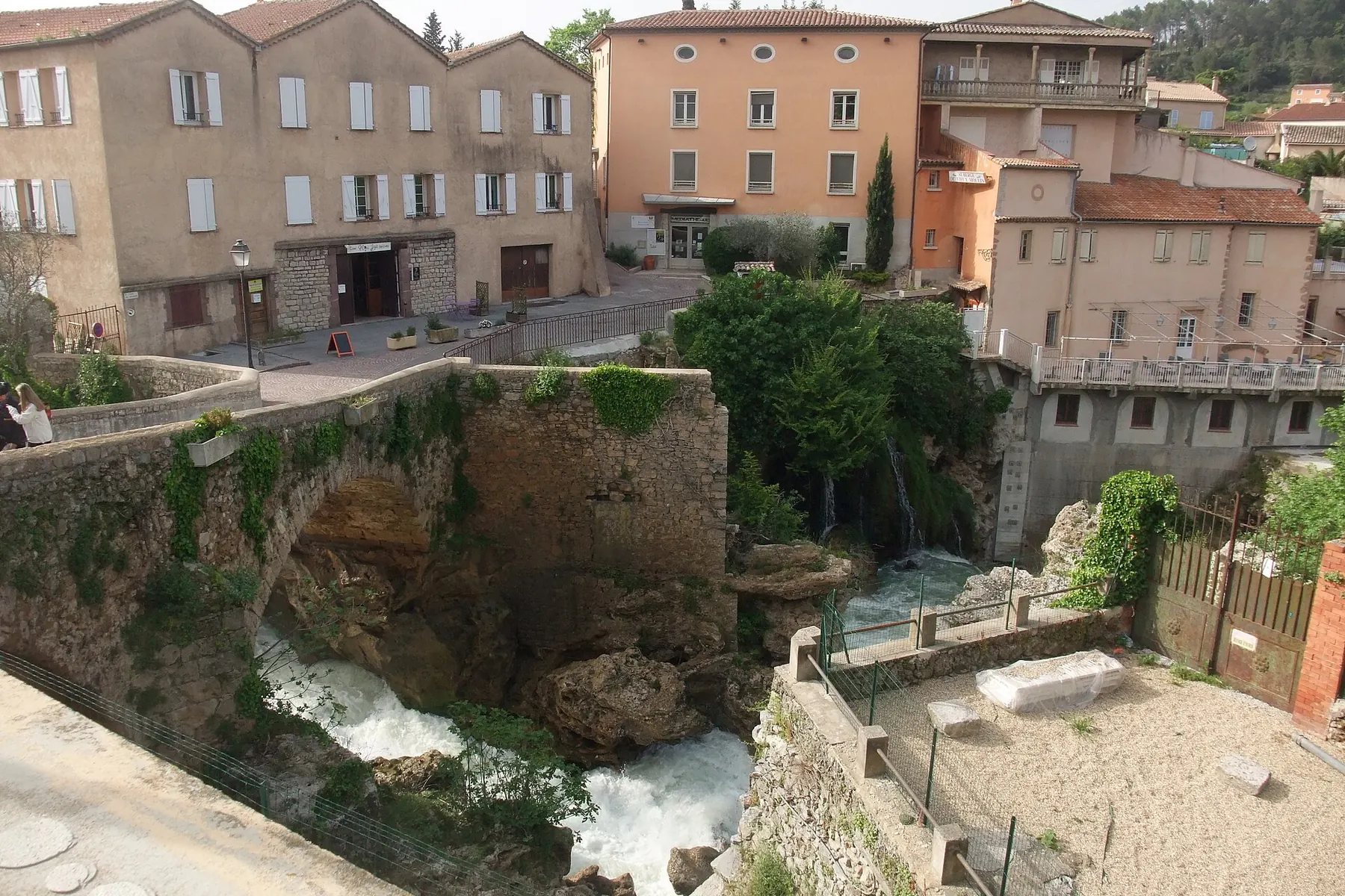 Le village de Trans-en-Provence au-dessus des gorges de la Nartuby