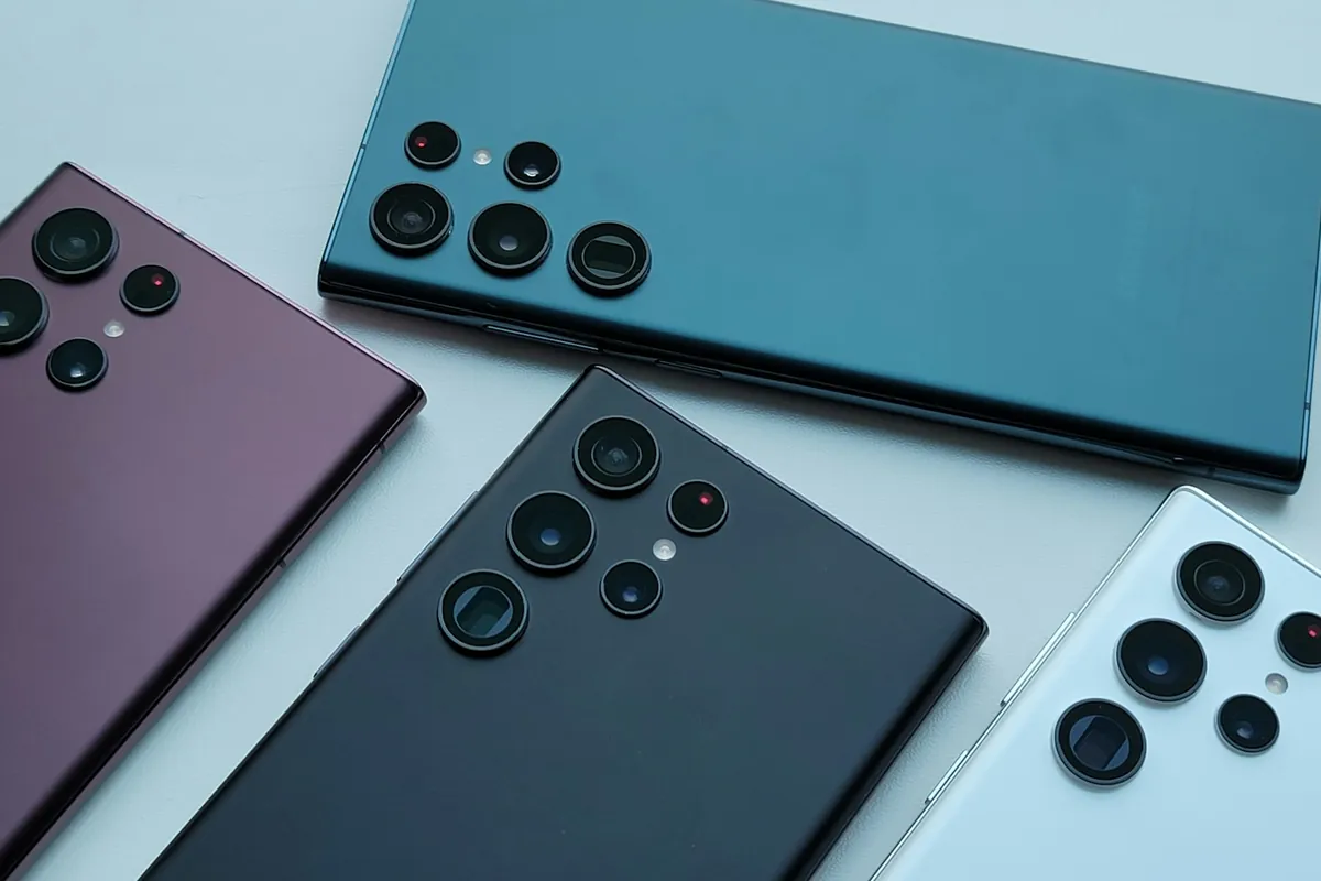 Quatre smartphones Android de couleurs différentes