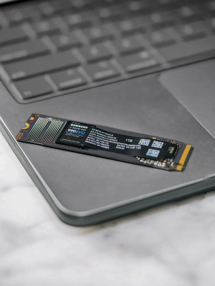 Disque SSD M.2 posé sur un ordinateur portable