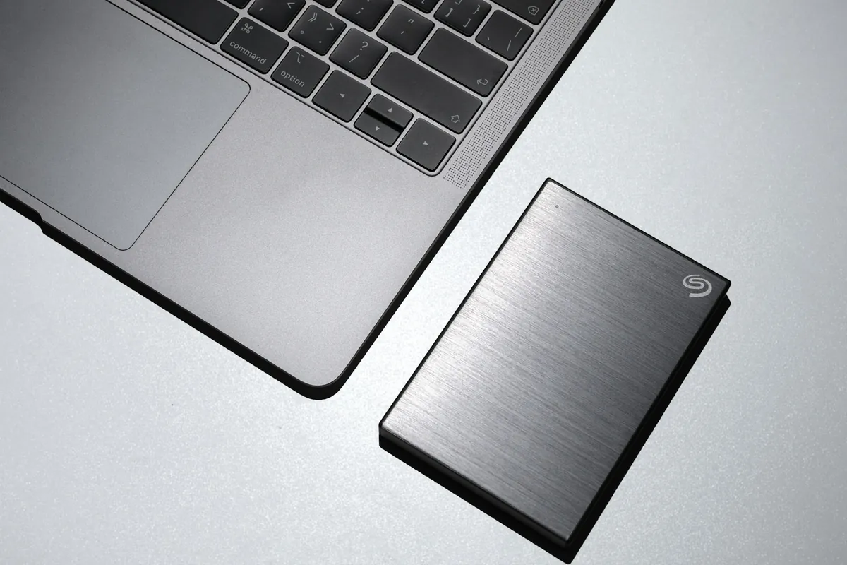iPhone posé sur un ordinateur portable pour un transfert de données
